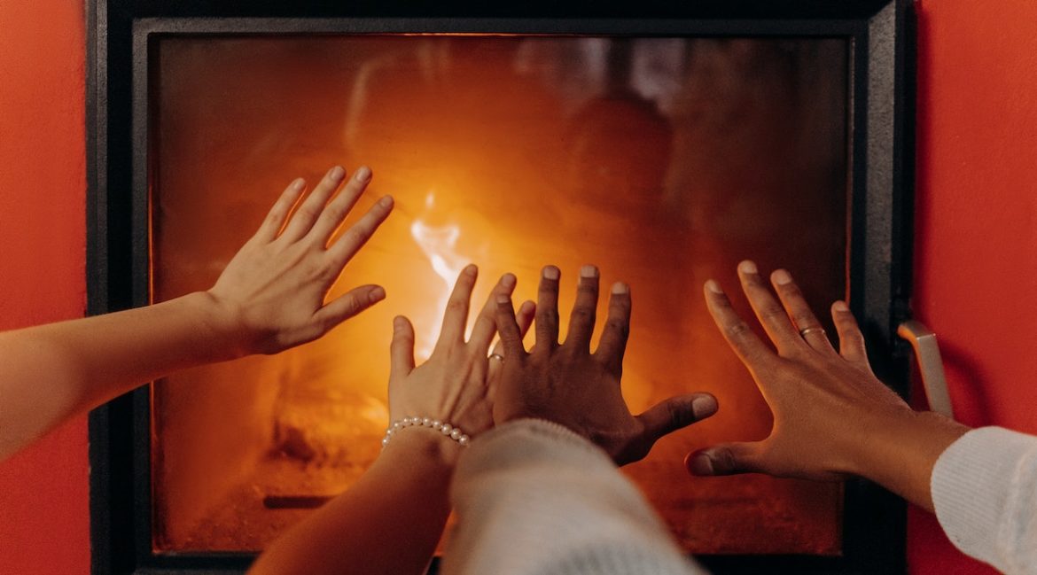 Menschen wärmen ihre Hände